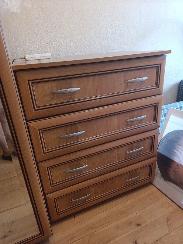 Elbląg Oddam szafę z lustrem 150 cm oraz komodę z 4 szufladami. Kolor olcha.