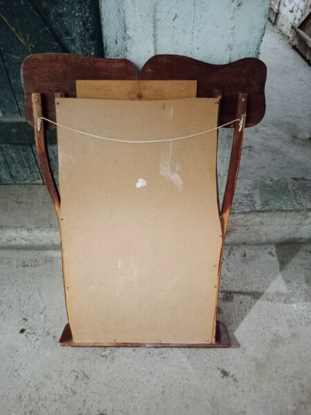 Elbląg Sprzedam lustro drewniane z czasów PRL. Wymiary szkła 40 cm x 72 cm. Stan widoczny na zdjęciach. Odbiór