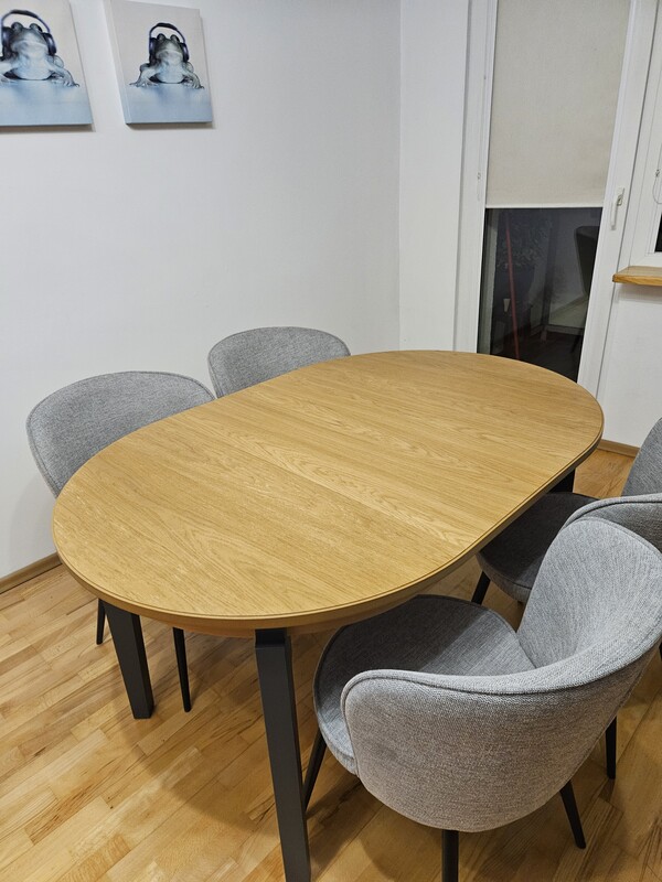 Elbląg Stół okrągły rozkładany + krzesła. Stół o średnicy 1m  ( + dwie wkładki ). Z jedną wkładką 1.5 m, z dwiema 2 m.