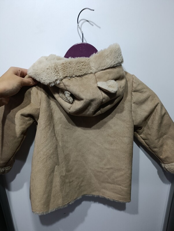 Elbląg Sprzedam futerko dla dziewczynki z kapturem z uszkami. Stan bardzo dobry. Bardzo przyjemny materiał. Rozmiar 98