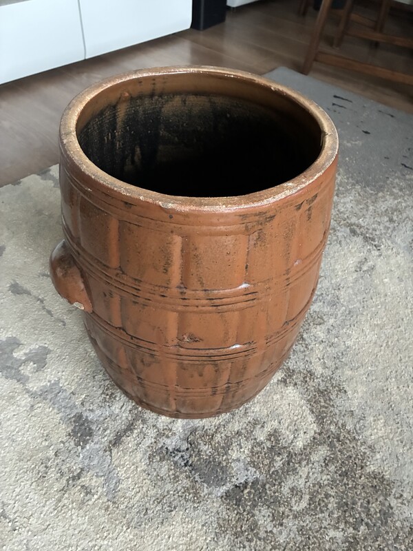 Elbląg Sprzedam duży gar kamionkowy (gliniany) w bardzo dobrym stanie. Posiada dwoje uszu do chwytania.
Średnica 29