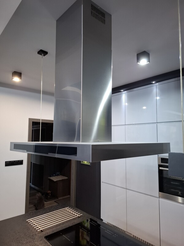 Elbląg Sprzedam:
1.Okap kuchenny, pochłaniacz wyspowy marki Electrolux o wymiarach: 70x100 cm. Kolor: Inox. Stan: