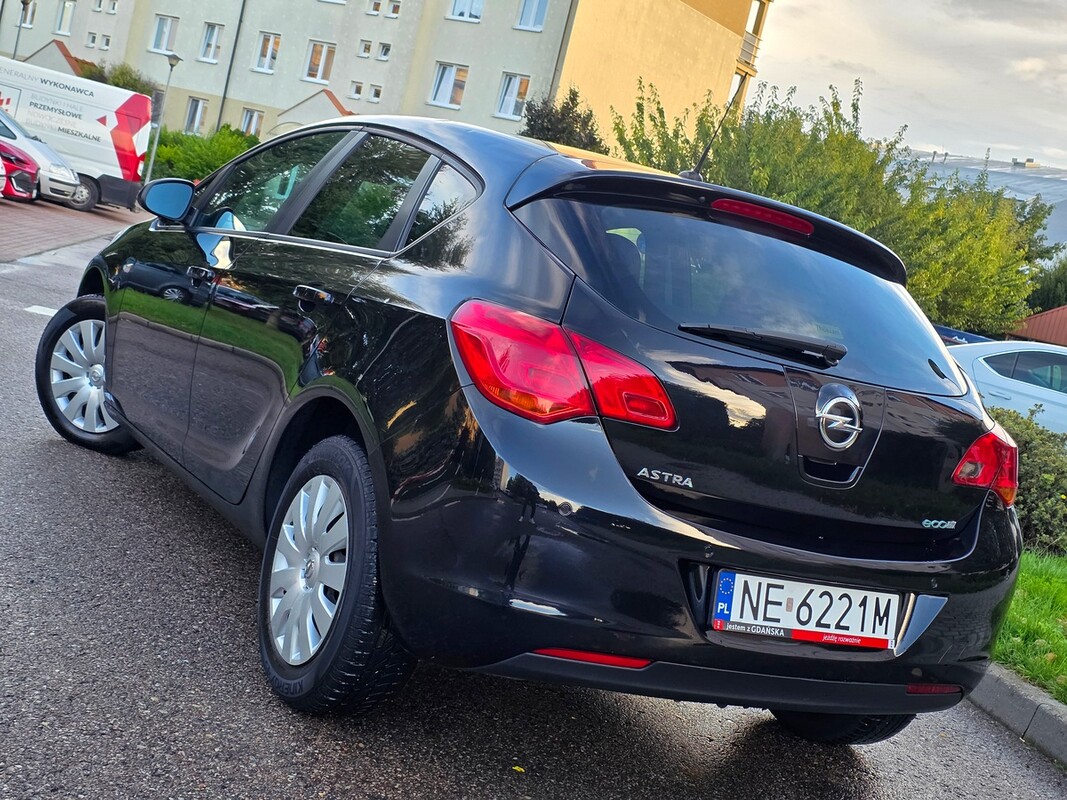 Elbląg Opel astra 1.4 benzynkaGrzana kierownica/fotele czujniki parkowania KlimatyzacjaZAREJESTROWANY2012