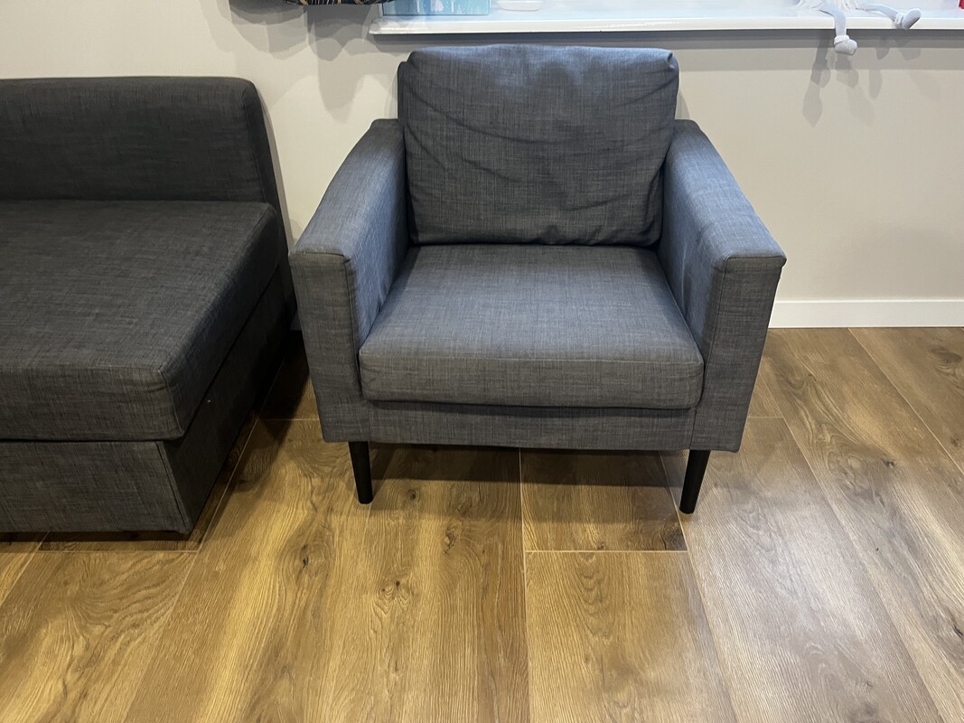 Elbląg Sprzedam dużą rogówkę oraz fotel w komplecie, kupione w IKEA. Wymiary: Rogówka: dl. 220 cm szer. 90/150 cm,