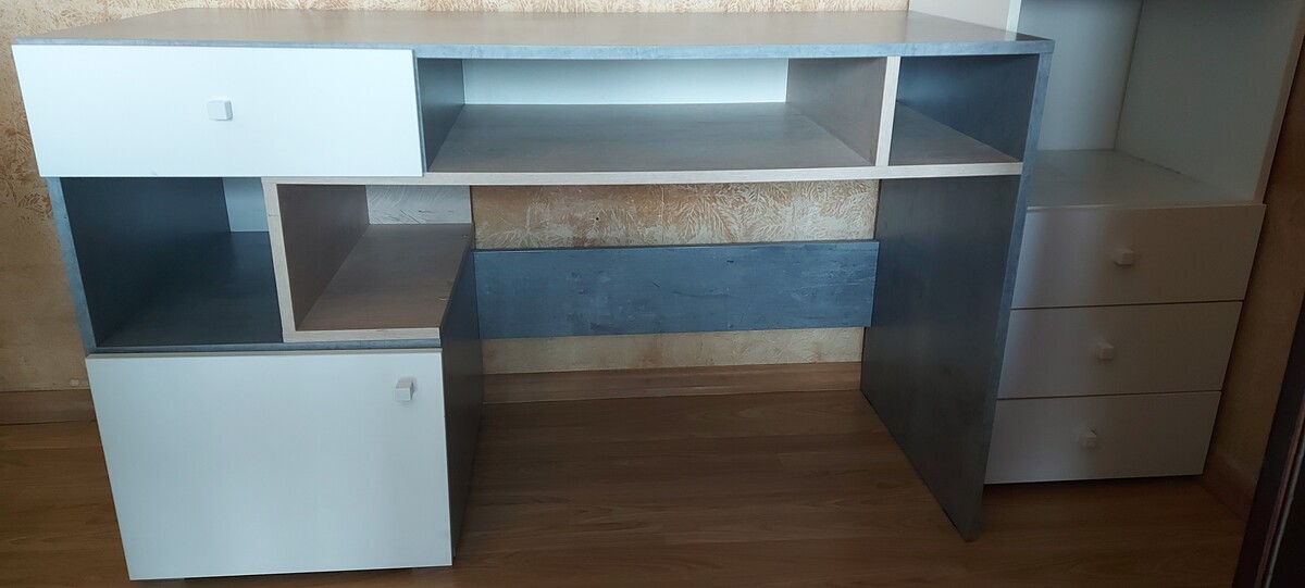 Elbląg Sprzedam biurko z regałem + krzesło. 
Wymiary biurka: dł. 125 cm, szer. 55 cm, wys. 76 cm. 
Wymiary regału: