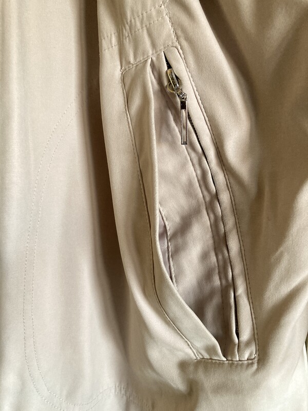 Elbląg Kurtka damska rozm.46,z kapturem i z podpinką, w kolorze jasnego beżu z elementami ciemnego beżu. Zapinana na