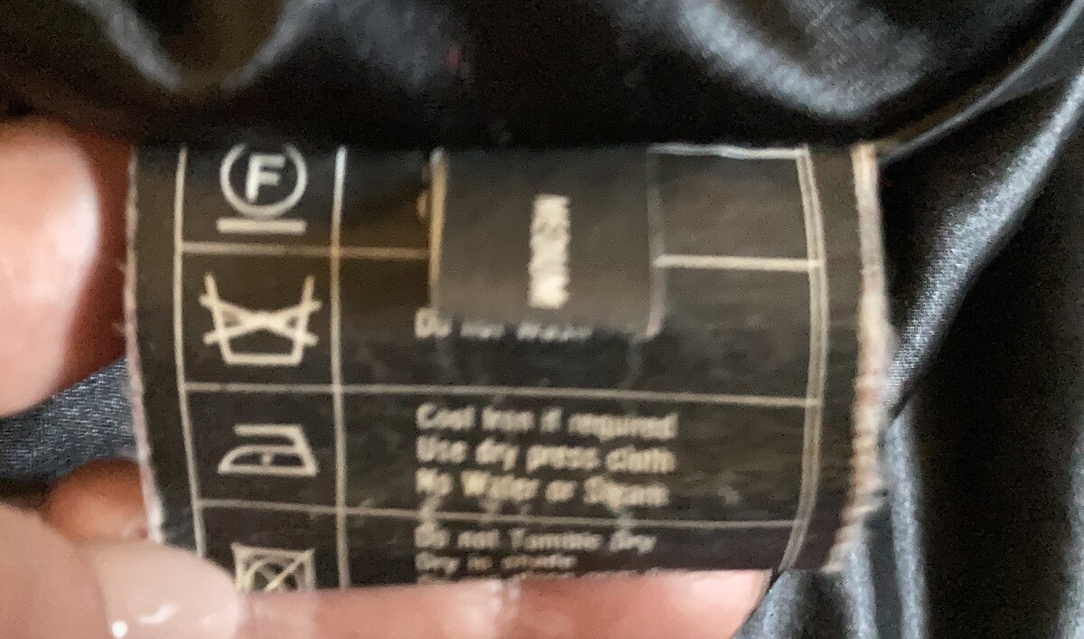 Elbląg Kurtka damska wiosna/jesień, czerwony zamsz, rozm.44-46,na 3 guziki, kapturem, z kieszeniami.