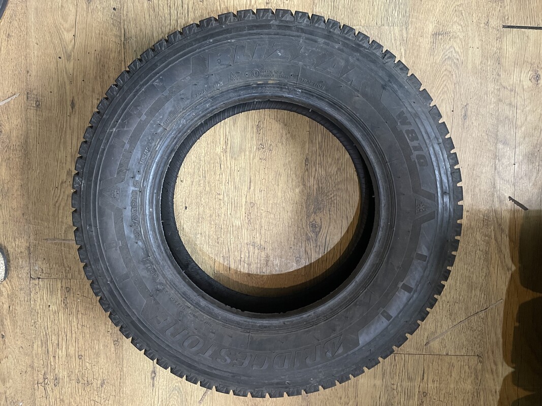 Elbląg Sprzedam używane opony Bridgestone zimowe 205/70R15 C. Cena za komplet.