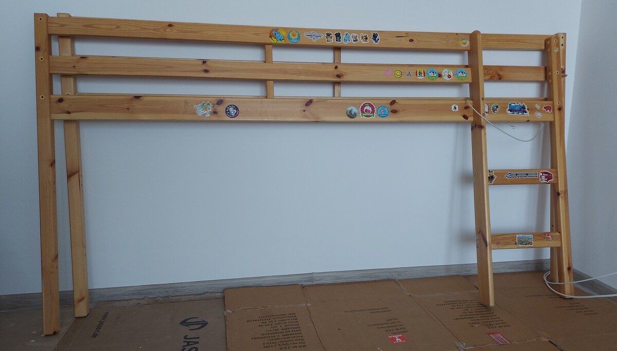 Elbląg Łóżko RANDRES z drewna sosnowego z zasłonką i materacem 200x90x14cm
PIERWSZE zdjęcie poglądowe ( takie zdjęcie