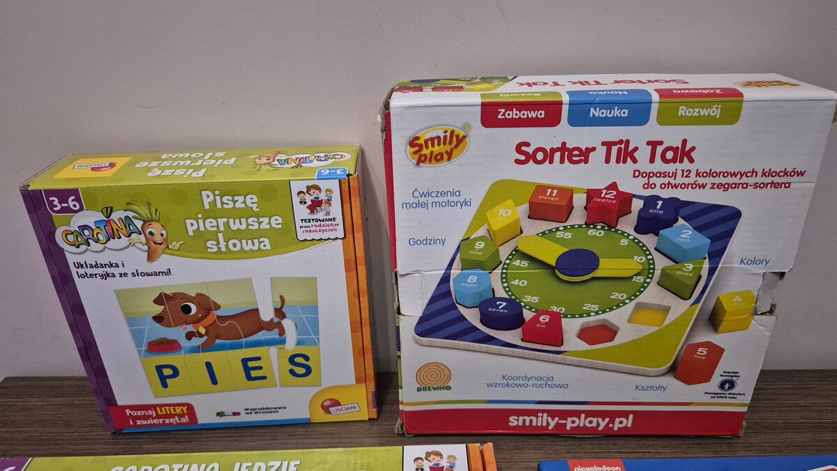 Elbląg Zabawki edukacyjne: - pisze pierwsze słowa, układanka wyrazów - drewniany zegar tik tak - carotina jedzie do