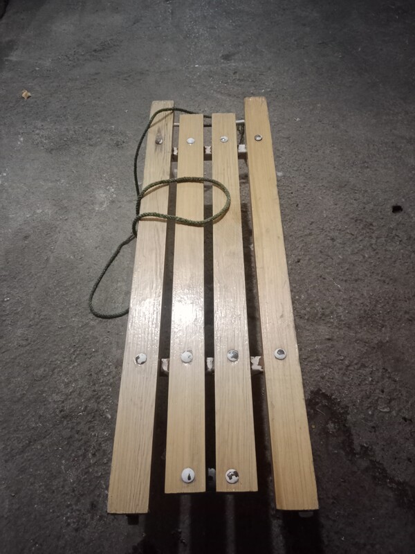 Elbląg Sprzedam sanki drewniane z czasów PRL. Stan widoczny na zdjęciach. Długość całkowita 86 cm, szerokość około 25