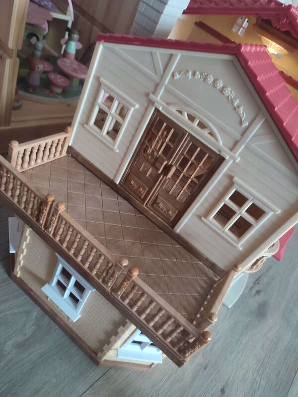 Elbląg Sprzedam domek Sylvanian families w idealnym stanie. Kupiony dwa tygodnie temu. Zmieniłysmy koncepcję z córką i