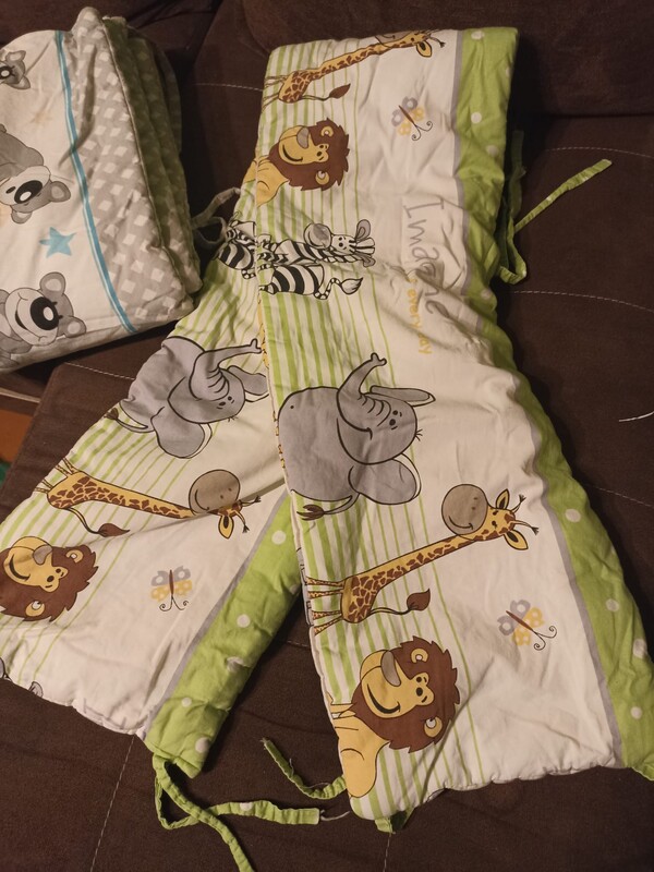 Elbląg Zestaw do łóżeczka dla dziecka. Poduszka, kołdra, 2 powłoczki pasujące, 2 ochraniacze do łóżeczka, moskitiera i