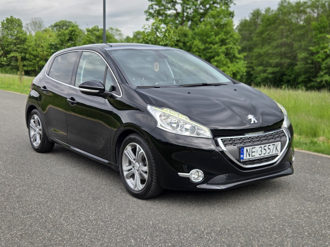 Elbląg Oferuję do sprzedaży zadbany egzemplarz Peugeot 208 w wersji Allure z chwalonym silnikiem benzynowym 1.4 VTI 95