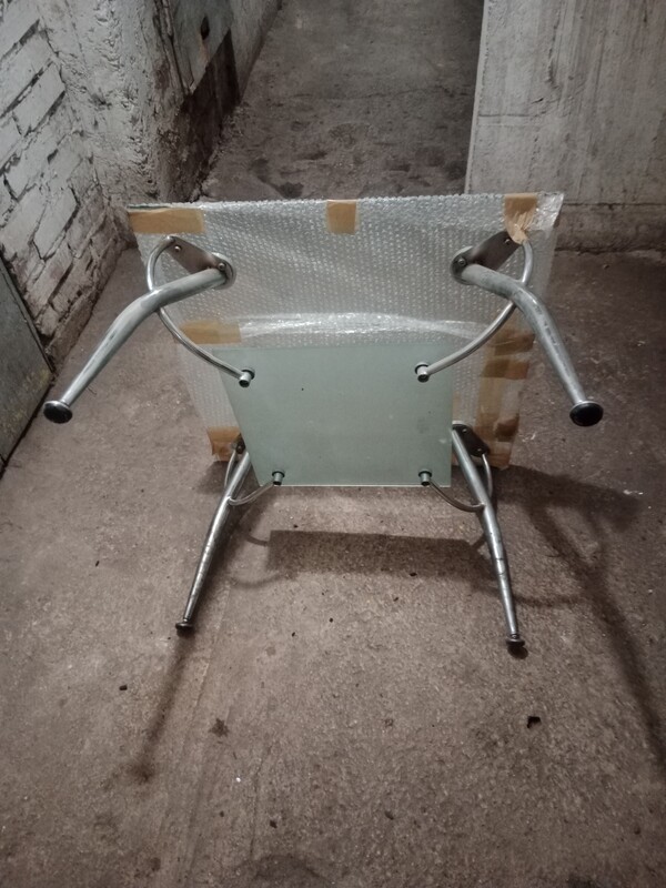 Elbląg Sprzedam szklany stolik kawowy na metalowych nogach. Stolik ma prostą, minimalistyczną formę i będzie pasować