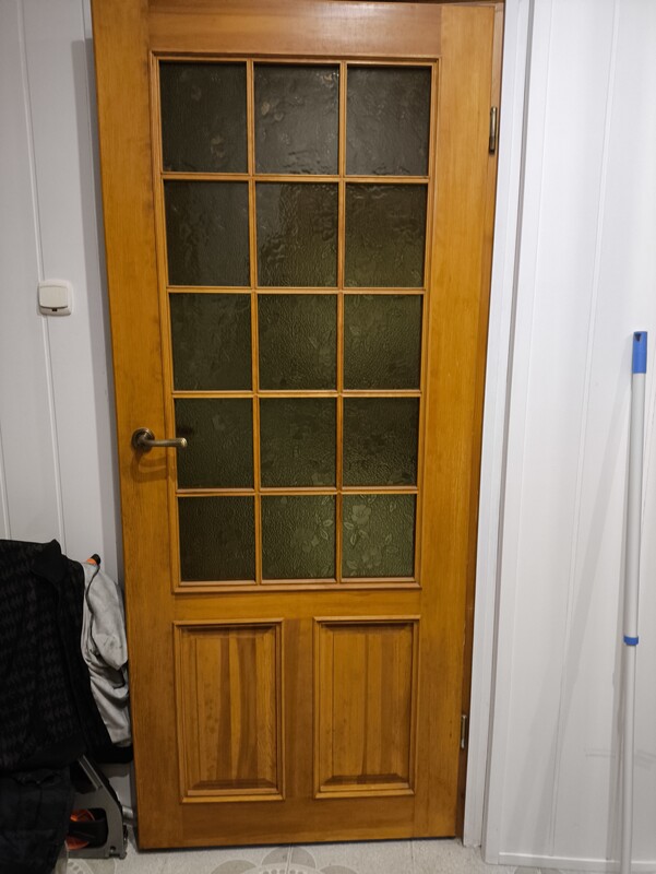 Elbląg Sprzedam drzwi drewniane wewnętrzne z przeszkleniami z klamką. Drzwi w bardzo dobrym stanie. Posiadam parę