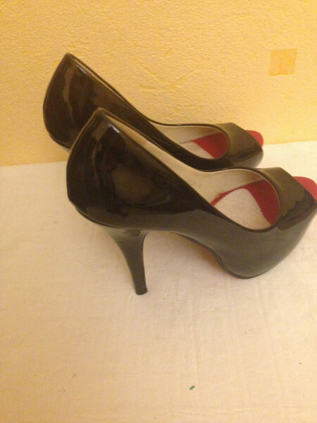 Elbląg 1.Piękne luksusowe klapki Nowe !!!
Glitzy Pleaser USA za 399 zł
2.Szpilki czarne nowe z czerwonym spodem