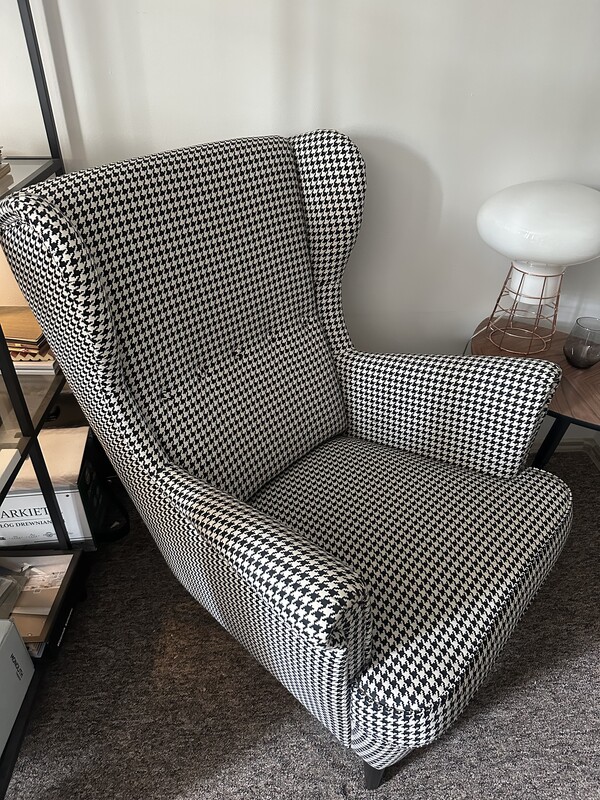 Elbląg Wygodny fotel uszak IKEA Strandmon w czarno-białą kratę. Fotel w bardzo dobrym stanie. Odbiór osobisty w Elblągu.
