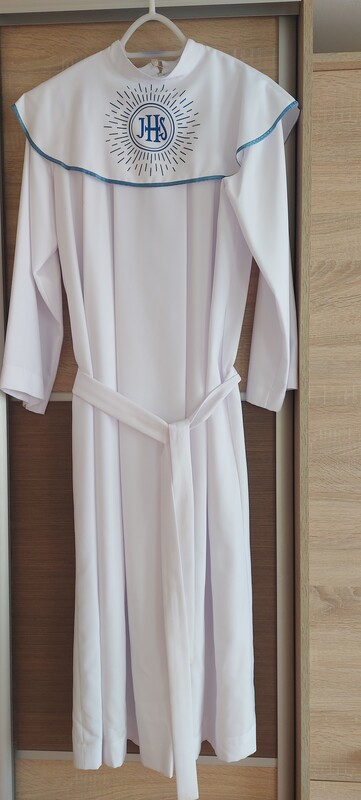 Elbląg Sprzedam albę długość 125 cm oraz garnitur. 
Alba 100 zł, garnitur 250 zł.