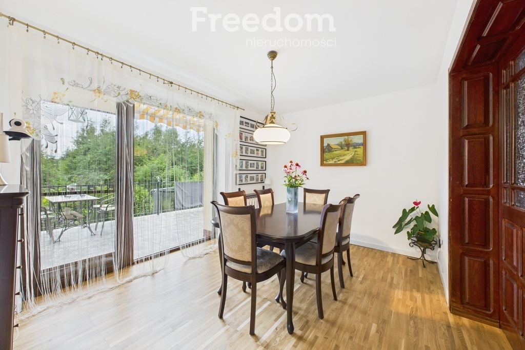 Elbląg FREEDOM NIERUCHOMOŚCISprzedam dom - Frombork, Elbląska. LokalizacjaDom usytuowany jest w cichej, spokojnej