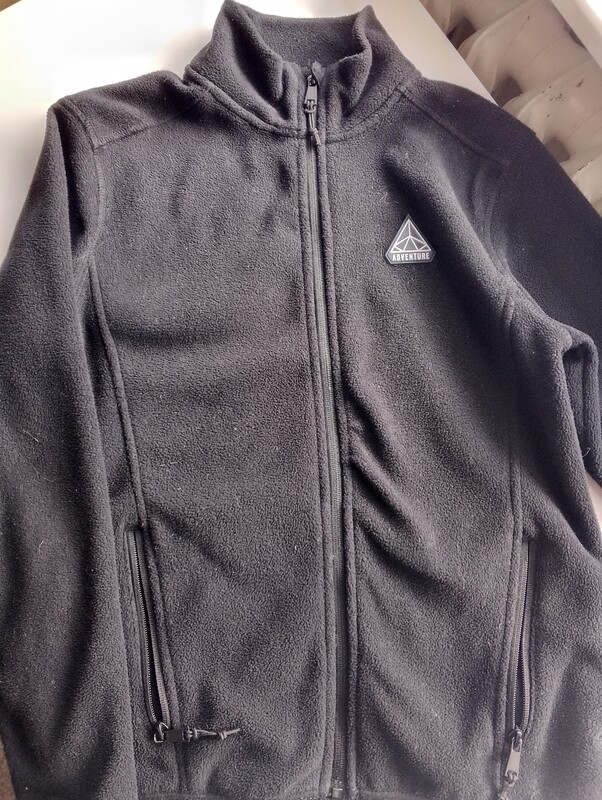 Elbląg ODDAM ZA DUŻĄ CZEKOLADĘ  MILKA UBRANIA (15szt) DLA CHŁOPCA Z FIRMY SMYK  :
- KURTKA/BLUZA POLAR R-140-146
-