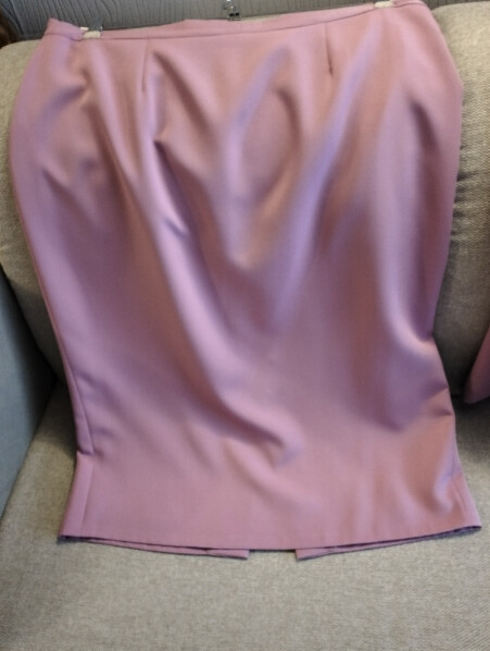 Elbląg Pilnie sprzedam kostium koloru fuksja, spódnica na podszewce, szyta na zamówienie, rozmiar 44..
Do tego są