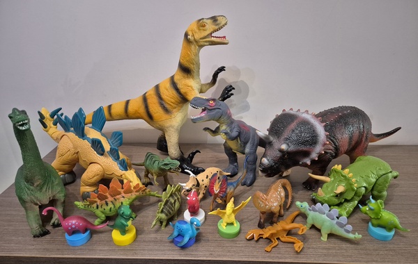 Elbląg Dinozaury, małe i duże, gumowe i plastikowe oraz pieczątki.