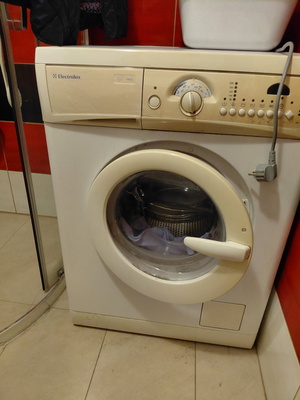 Elbląg Oddam pralkę Elektroluks. Pralka jest sprawna. Elementy plastikowe są zaźółknięte od długoletniej eksploatacji.