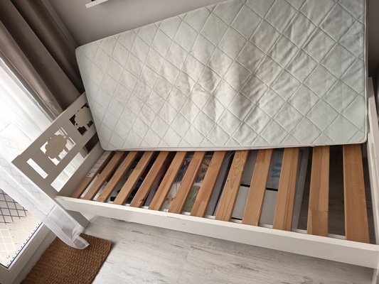 Elbląg Oddam łóżko z Ikea Kritter z wysłużonym materacem, podrapaną ramą, dnem z listew i barierką. Nic nie połamane.