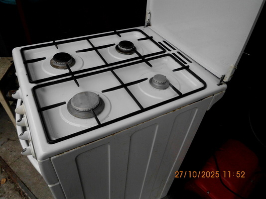 Elbląg Kuchenka gazowa BEKO używana, sprawna z piekarnikiem. cena 190 zł
Opony Continental zimowe, rozmiar 225/45 R17