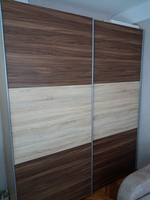 Elbląg Sprzedam szafę rozsowanną wymiary. Wys. 220 szerokość 185 głębokość 60 
Szafę 2 drzwiową 200/75/58
Komodę