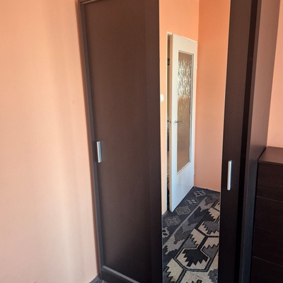 Elbląg Zestaw mebli / stan bdb / ciemny braz- szafa z lustrem ( 2 x drzwi przesuwane) - szer. szafy 105 cm- stolik