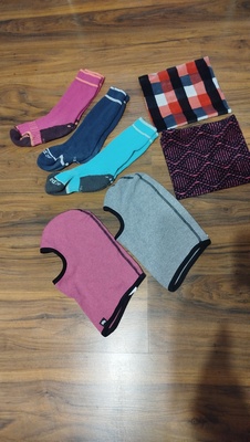 Elbląg Sprzedam  używany zestaw zimowy: dwa kominy welurowe, dwie kominiarki  firmy Radical, trzy pary skarpetek