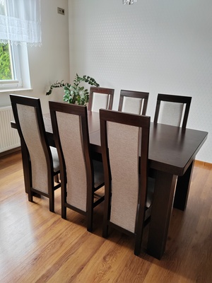 Elbląg Stół drewniany rozkładany 160/90  z 6     krzesłami. Stół posiada 2 wkładki 40 cm, dzięki nim może mieć długość