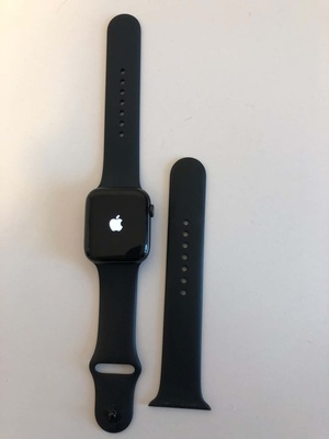 Elbląg Sprzedam zegarek Apple Watch SE w rozmiarze 44mm (koperta z aluminium w kolorze Space Grey). Jest to bogatsza