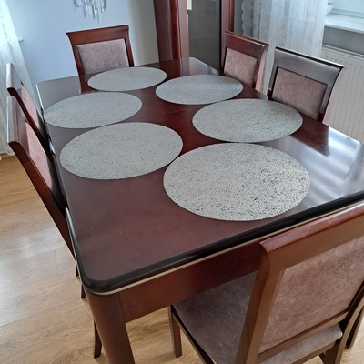 Elbląg Sprzedam stół z krzesłami 6 szt. Zestaw jest drewniany, wygląda elegancko, w bardzo dobrym stanie, lekkie ślady