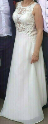 Elbląg Sprzedam piękną suknię ślubną kolor ecru rozm 38.suknia jest piękna zwiewna. Góra sukni jest z koronki która ma