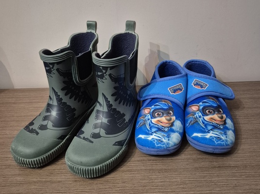 Elbląg Kalosze i kapcie, po jednym dziecku, używane jeden sezon, stan bardzo dobry. 
Kalosze rozmiar 28,długość