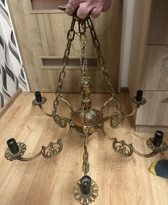 Elbląg Sprzedam żyrandol stan bdb działający. 
Żeliwny. Odbiór w Elblągu ul. płk. Dąbka