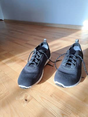 Elbląg BUTY MĘSKIE MUSTANG 
Lekkie i wygodne sneakersy w sportowym stylu:
– oddychająca siateczkowa cholewka,