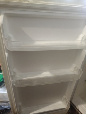 Elbląg Mam do sprzedania małą lodówkę Candy. .. stan dobry. .. na drzwiczkach lekkie zarysowanie. .. Bardzo oszczędna