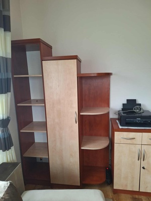 Elbląg SPRZEDAM 
meblościankę (na zdjęciu)
- najwyższy element 195 cm
- każdy następny niższy o 20 cm
- komoda