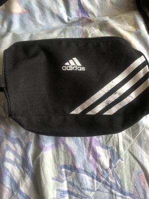 Elbląg Sprzedam używaną kosmetyczkę marki adidas. Kosmetyczna jest orginalna i używana. Oceniam stan kosmetyczki na