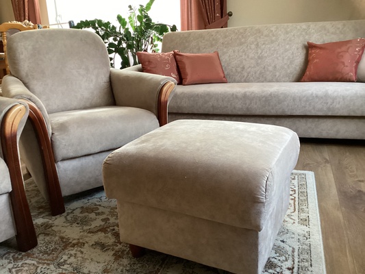 Elbląg Z powodu wyjazdu sprzedam elegancki zestaw wypoczynkowy, który równie dobrze może stanowić element wyposażenia