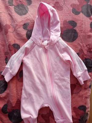 Elbląg Sprzedam kombinezon adidas dla dziewczynki rozm 62 cm noszony tylko raz kosztował 150zl ja sprzedaje za 100zl