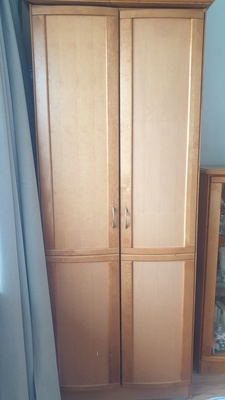Elbląg Oddam szafy. 80x200x60 2szt 40x200x60-półki
Fronty drewniane, reszta okleina drewniana.
