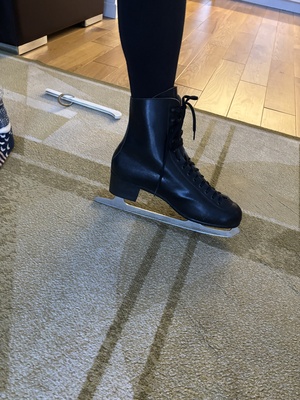 Elbląg SPRZEDAM 
Łyżwy figurowe męskie 
Kolor czarny
Rozmiar 44 
Dodatkowo ochraniacze na łyżwy