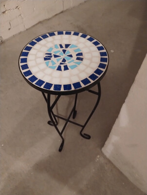 Elbląg Sprzedam piękny mały stolik z mozaiką biało niebieską.