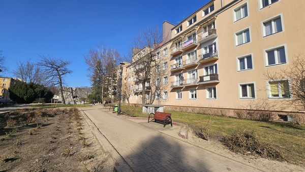 Elbląg KWADRAT NIERUCHOMOŚCIprzestronna kawalerka 36 m2wysoki parterblisko starówkimedia z miasta&nbsp; 