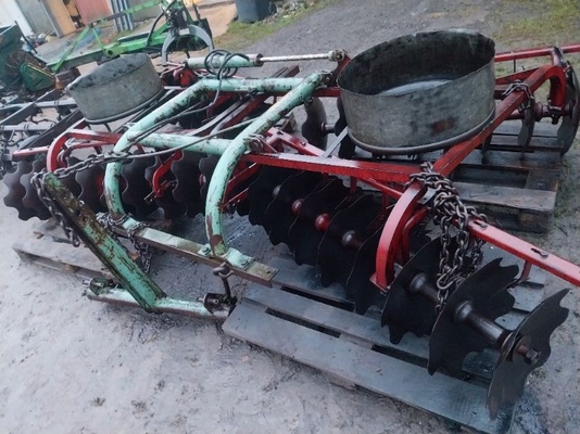 Elbląg Sprzedam:
1) talerzówka Kverneland 380 szer. , robocza, cena 2600 zł;
2) wał daszkowy szer 3m, średnica 60cm,